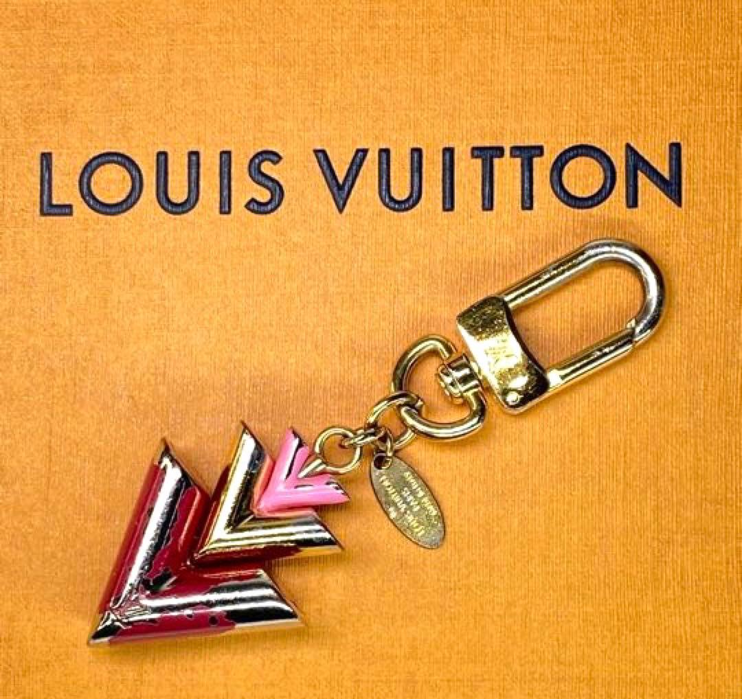 LOUIS VUITTON(ルイ ヴィトン) シングルV キーホルダー