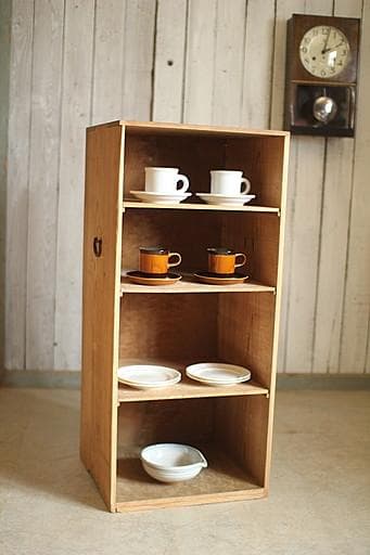 古い木製の収納棚　4段