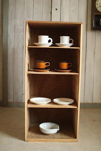 古い木製の収納棚　4段