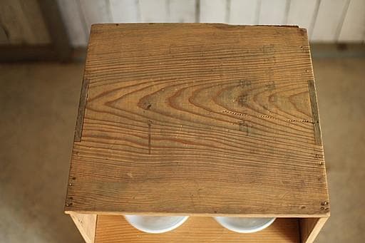 古い木製の収納棚　4段