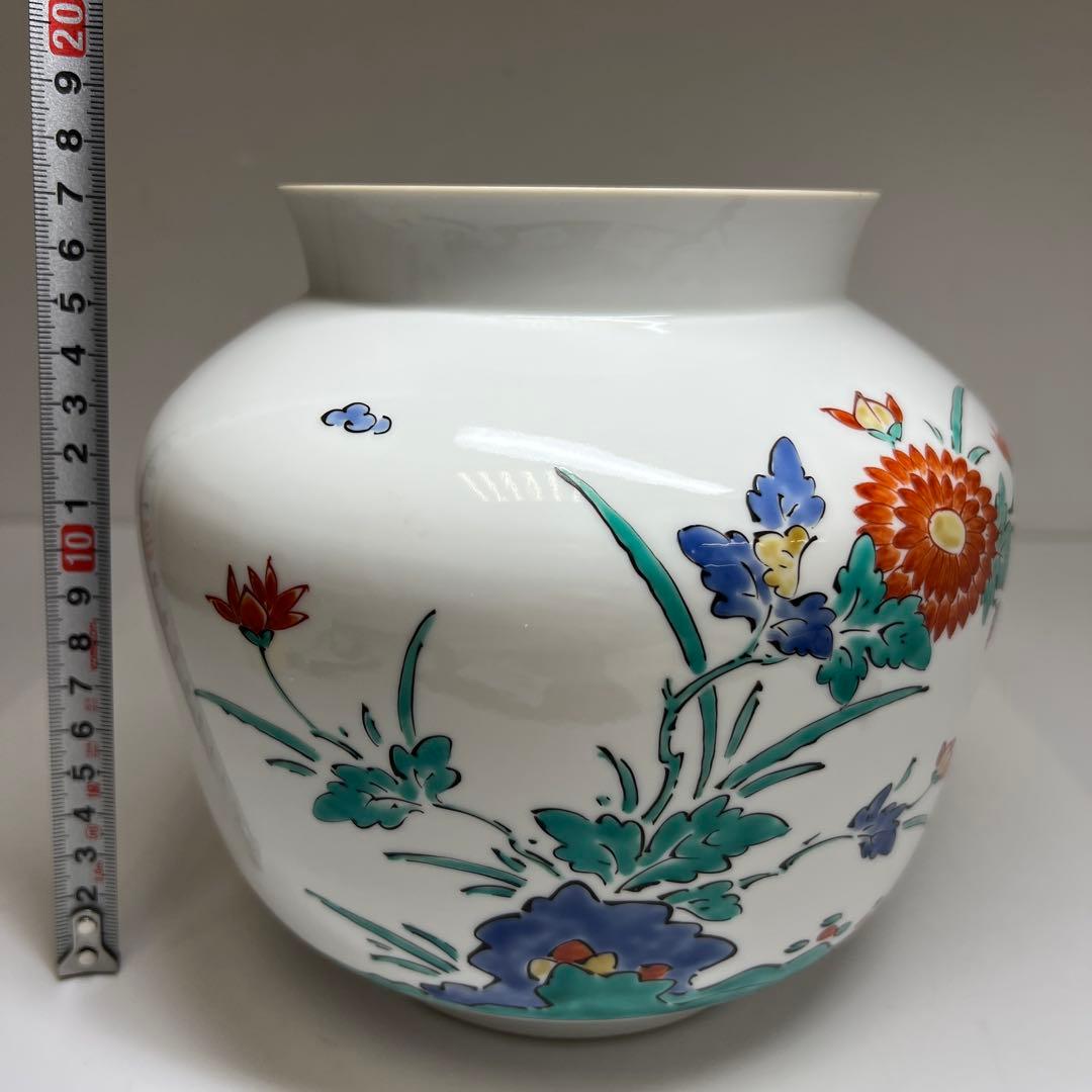 十三代酒井田柿右衛門　濁手菊牡丹文壷　共箱　最大幅約18㎝東Y7-0825⭐︎2F