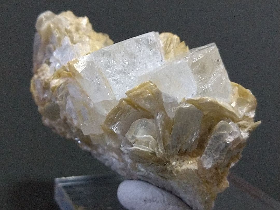 鉱物標本 ゴシェナイト 緑柱石 パキスタン産 母岩付き 原石