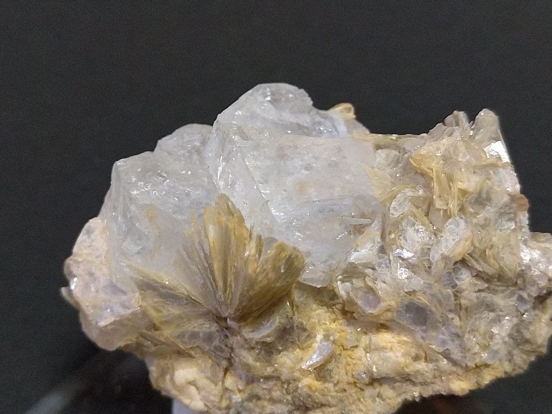 鉱物標本 ゴシェナイト 緑柱石 パキスタン産 母岩付き 原石