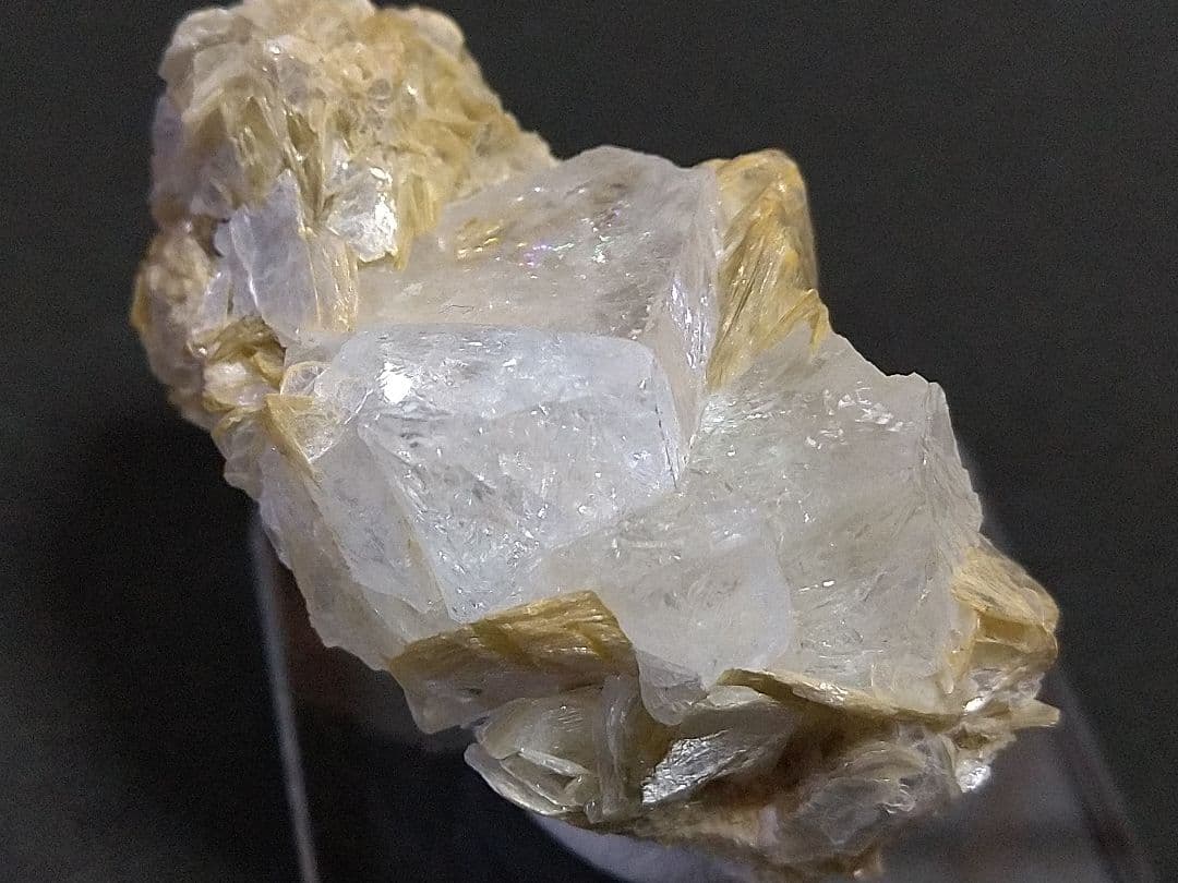 鉱物標本 ゴシェナイト 緑柱石 パキスタン産 母岩付き 原石