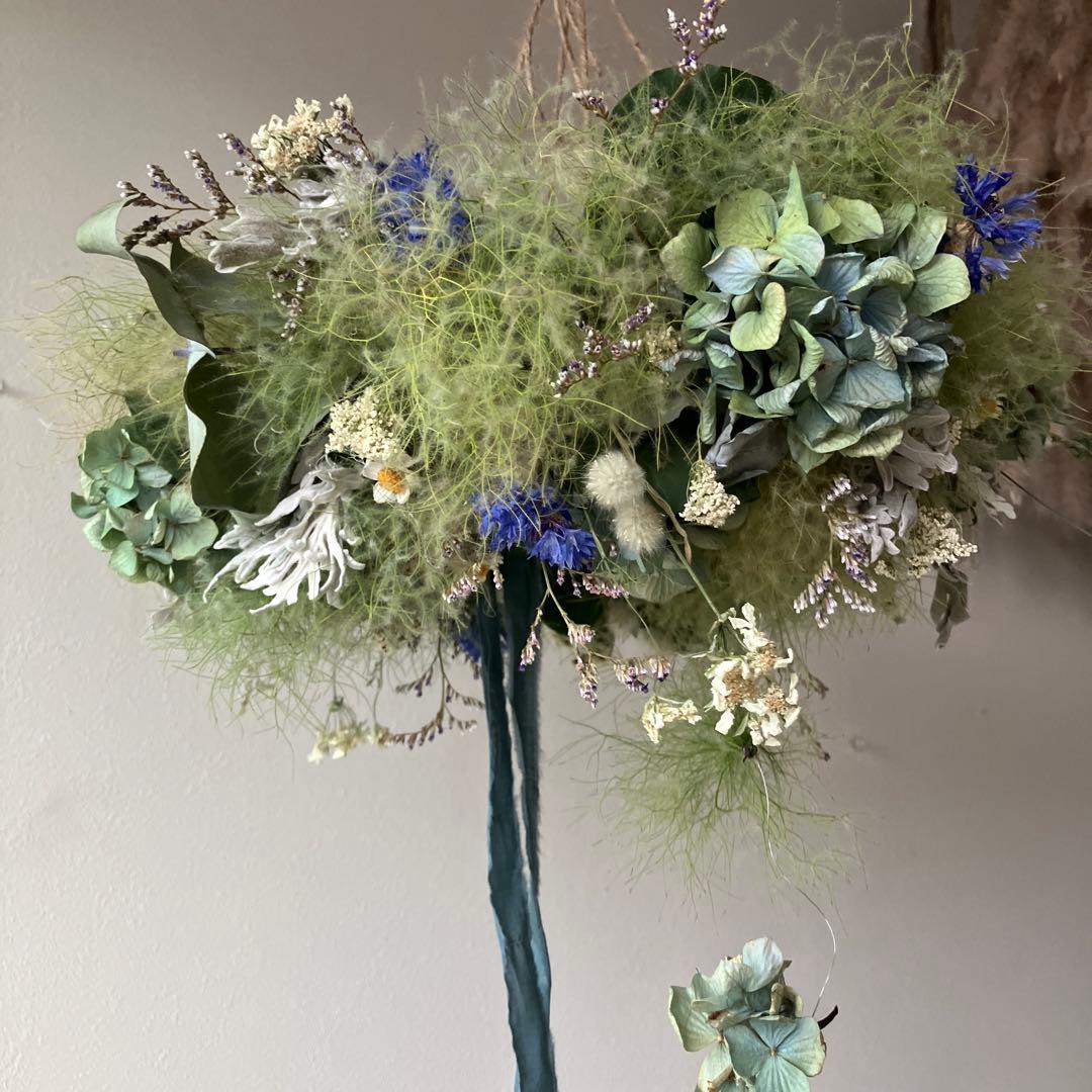スモークツリーとアンティーク紫陽花のブルーなフライングリース　矢車菊　花かんざし
