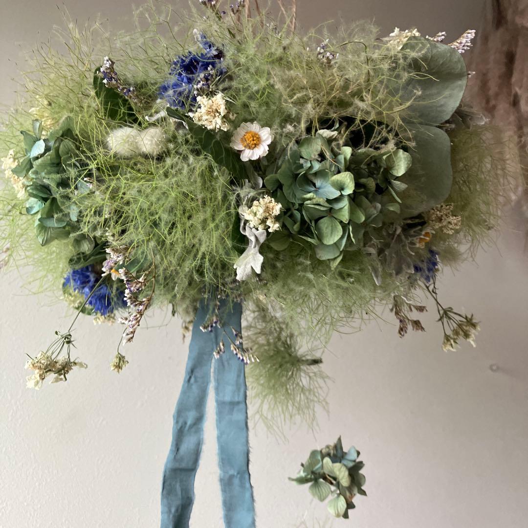 スモークツリーとアンティーク紫陽花のブルーなフライングリース　矢車菊　花かんざし