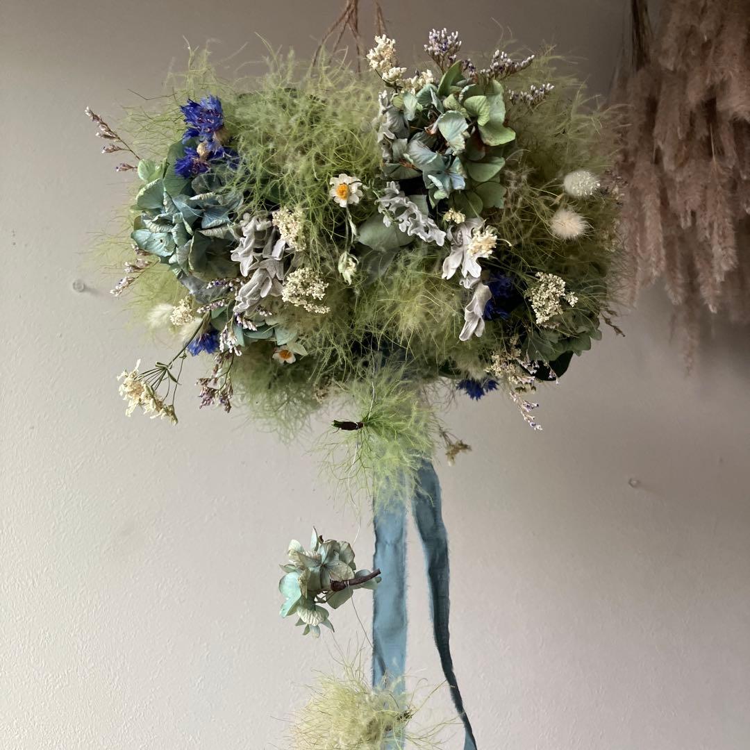 スモークツリーとアンティーク紫陽花のブルーなフライングリース　矢車菊　花かんざし