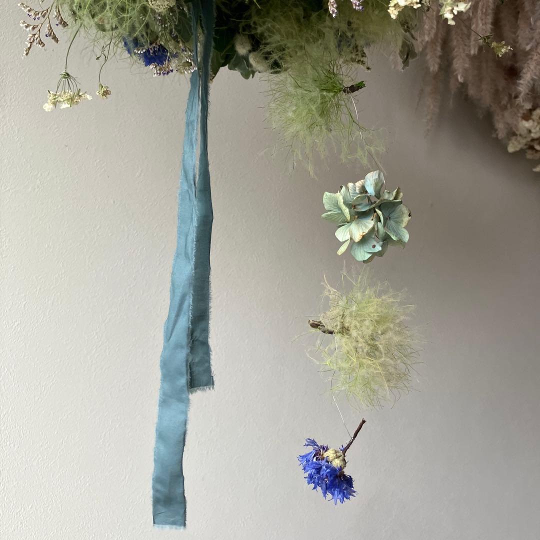 スモークツリーとアンティーク紫陽花のブルーなフライングリース　矢車菊　花かんざし
