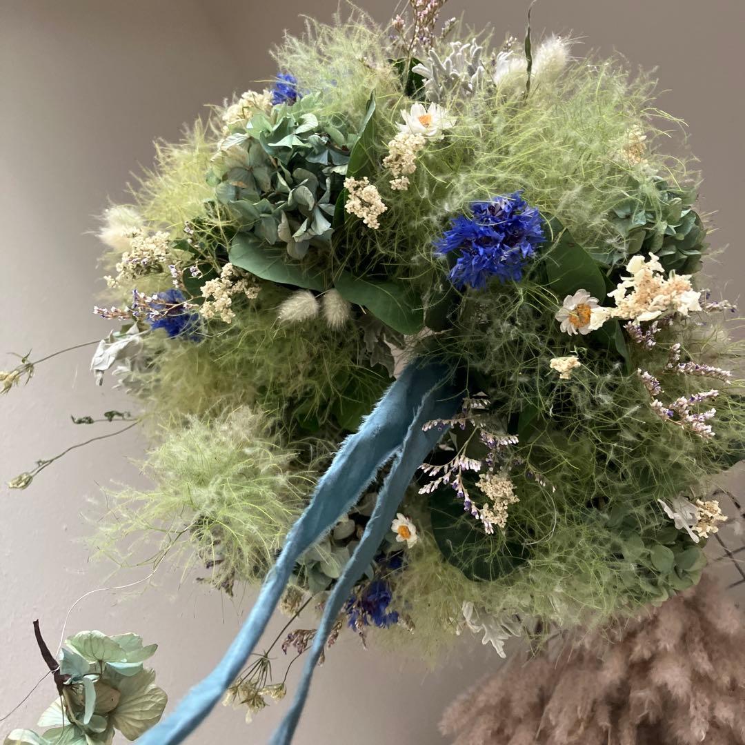 スモークツリーとアンティーク紫陽花のブルーなフライングリース　矢車菊　花かんざし