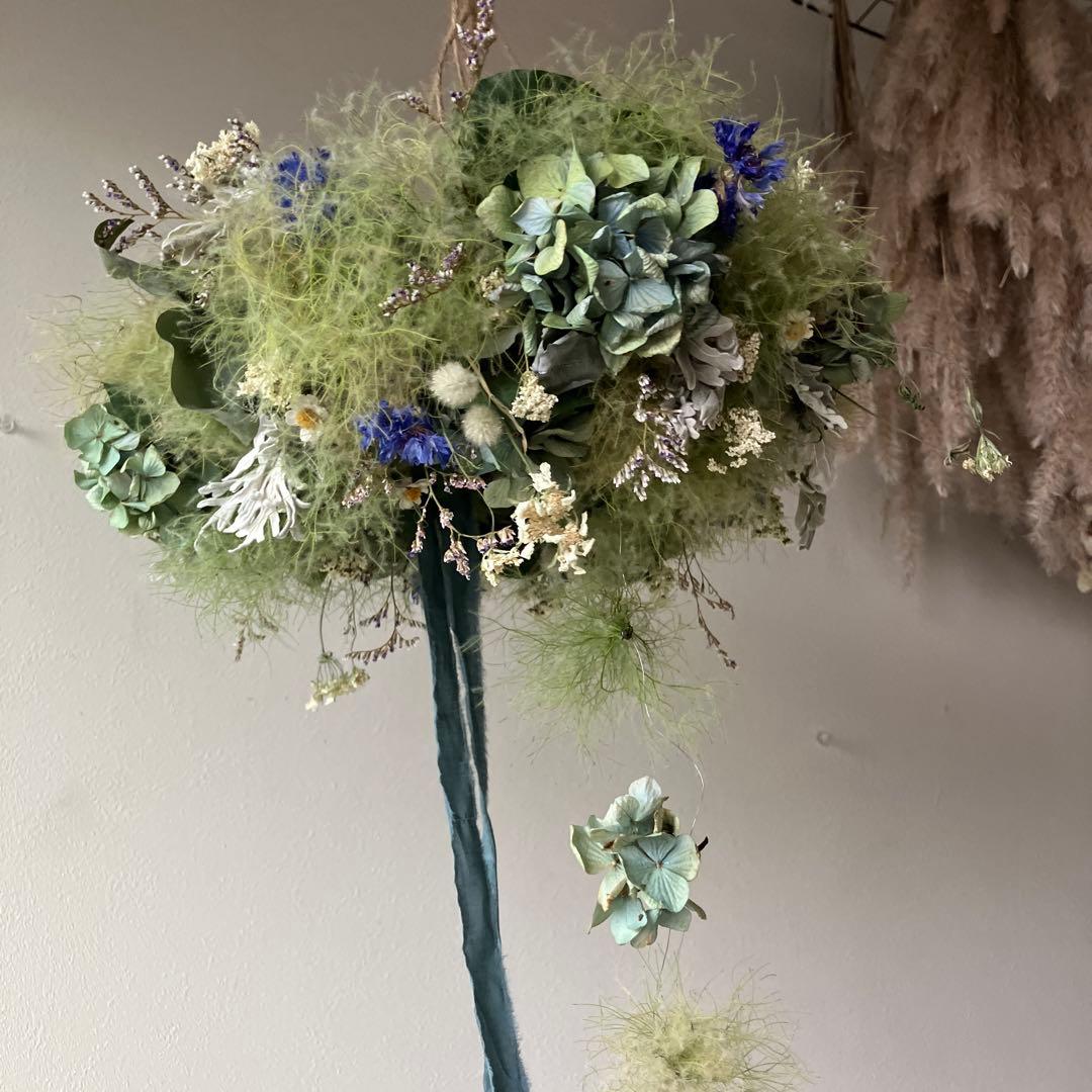 スモークツリーとアンティーク紫陽花のブルーなフライングリース　矢車菊　花かんざし