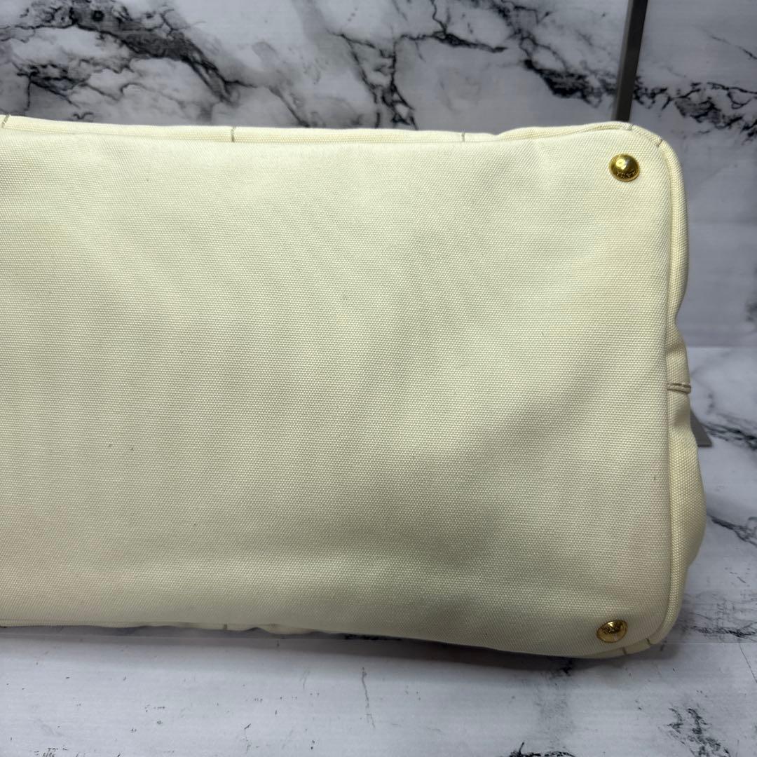 (美品)大人気、プラダ、カナパ、人気サイズ、L、人気色、ベージュ、3角プレート