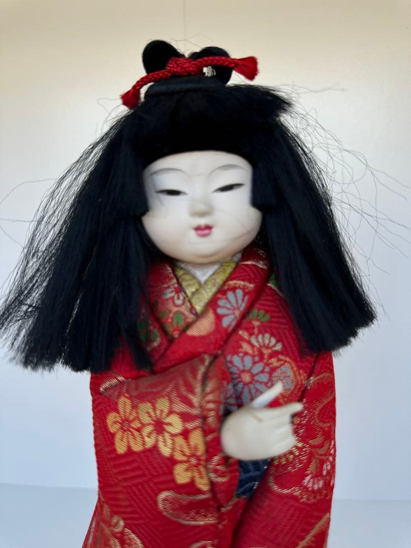 赤い着物の市松人形