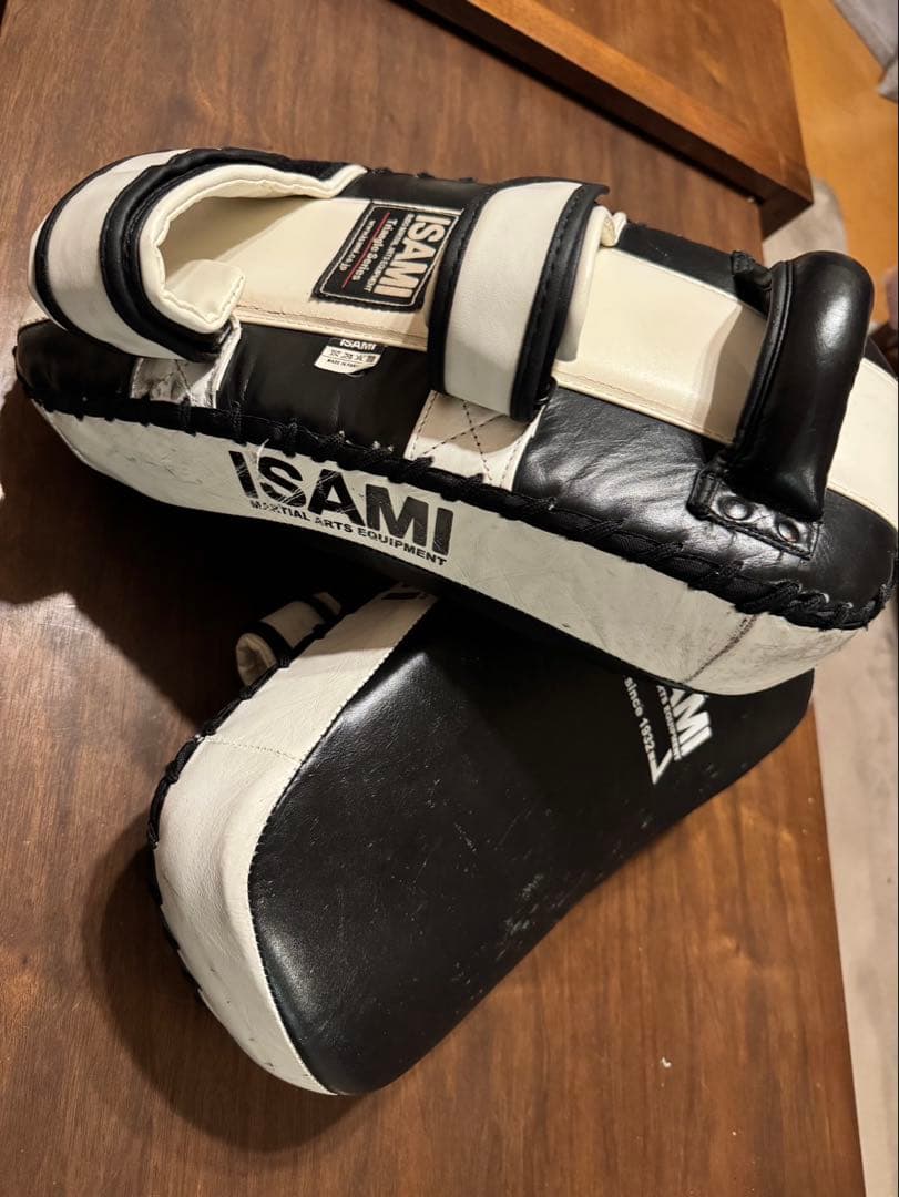ISAMI キックミット ブラック/ホワイト