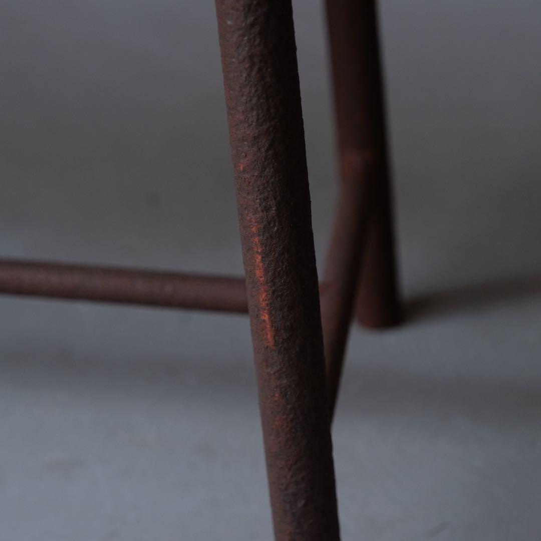 枯れた天板の鉄脚展示台　サイドテーブル 陳列棚 インダストリアル 古道具 古家具