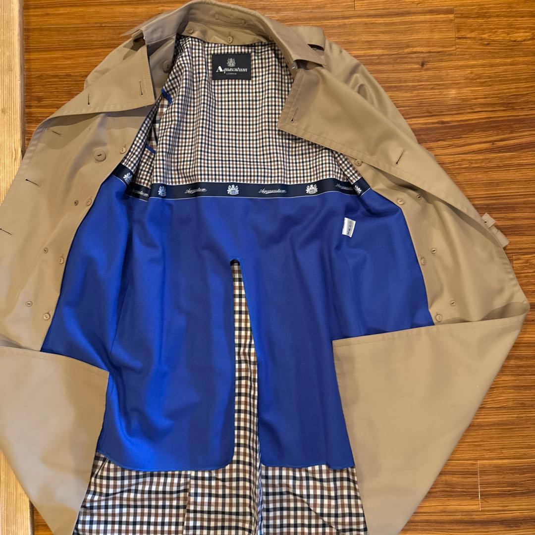 アクアスキュータム　ベージュ トレンチコート