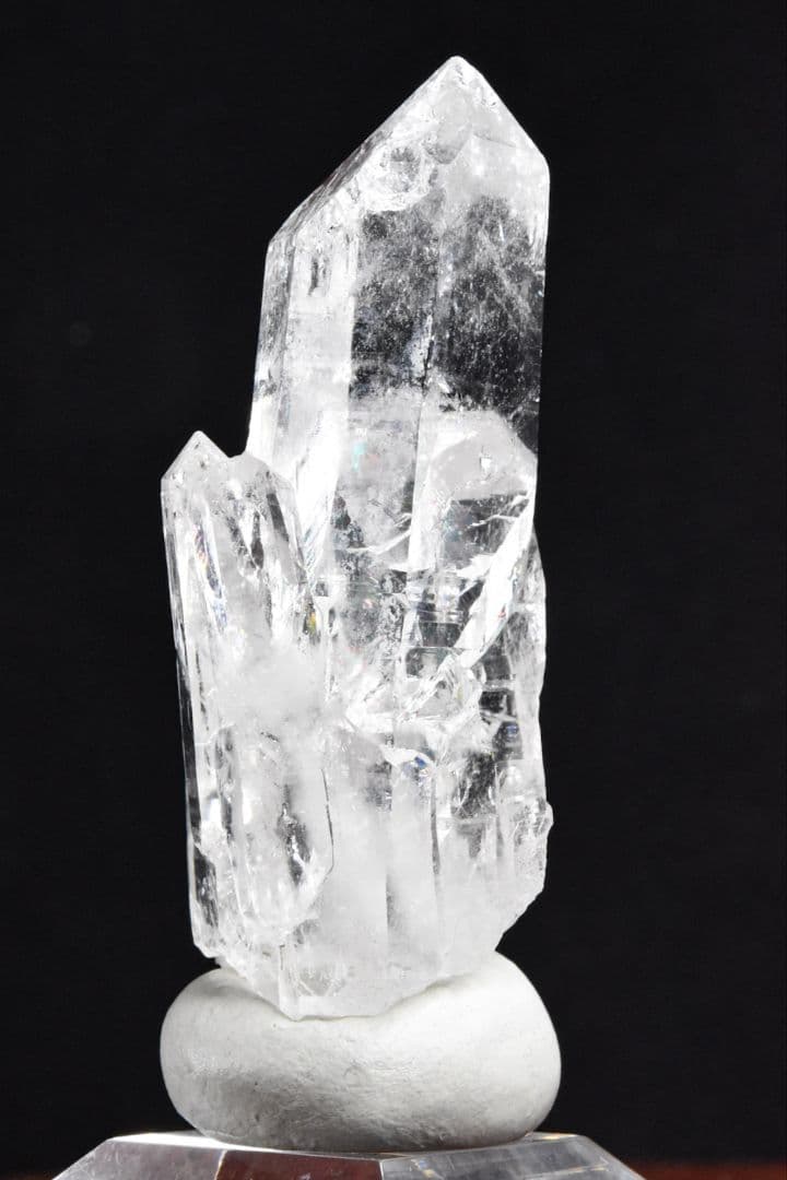 パキスタン スカルドゥ Ashopi鉱山産 レインボー入りクリアポイント