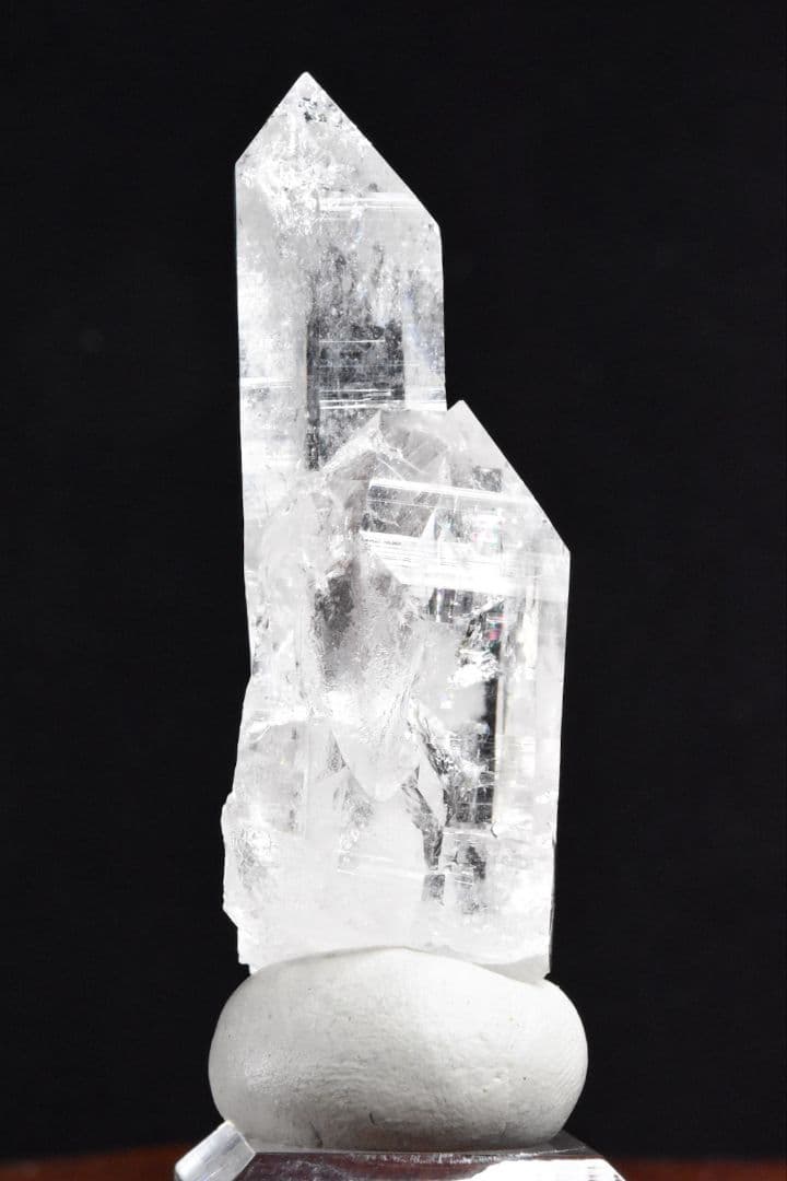 パキスタン スカルドゥ Ashopi鉱山産 レインボー入りクリアポイント