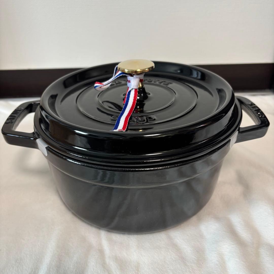 新品定価半額以下ストウブラウンドココット 22cm シャイニーブラックStaub