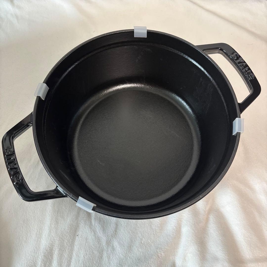 新品定価半額以下ストウブラウンドココット 22cm シャイニーブラックStaub