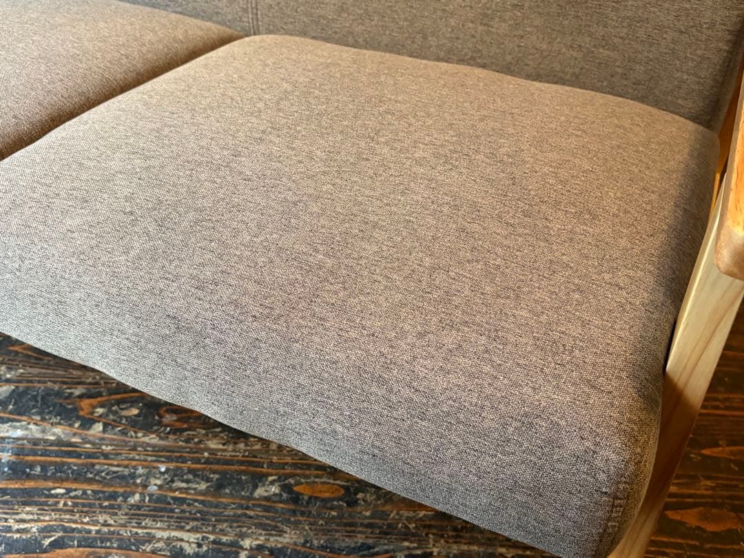 グレーの2人掛けソファ　2p モダン