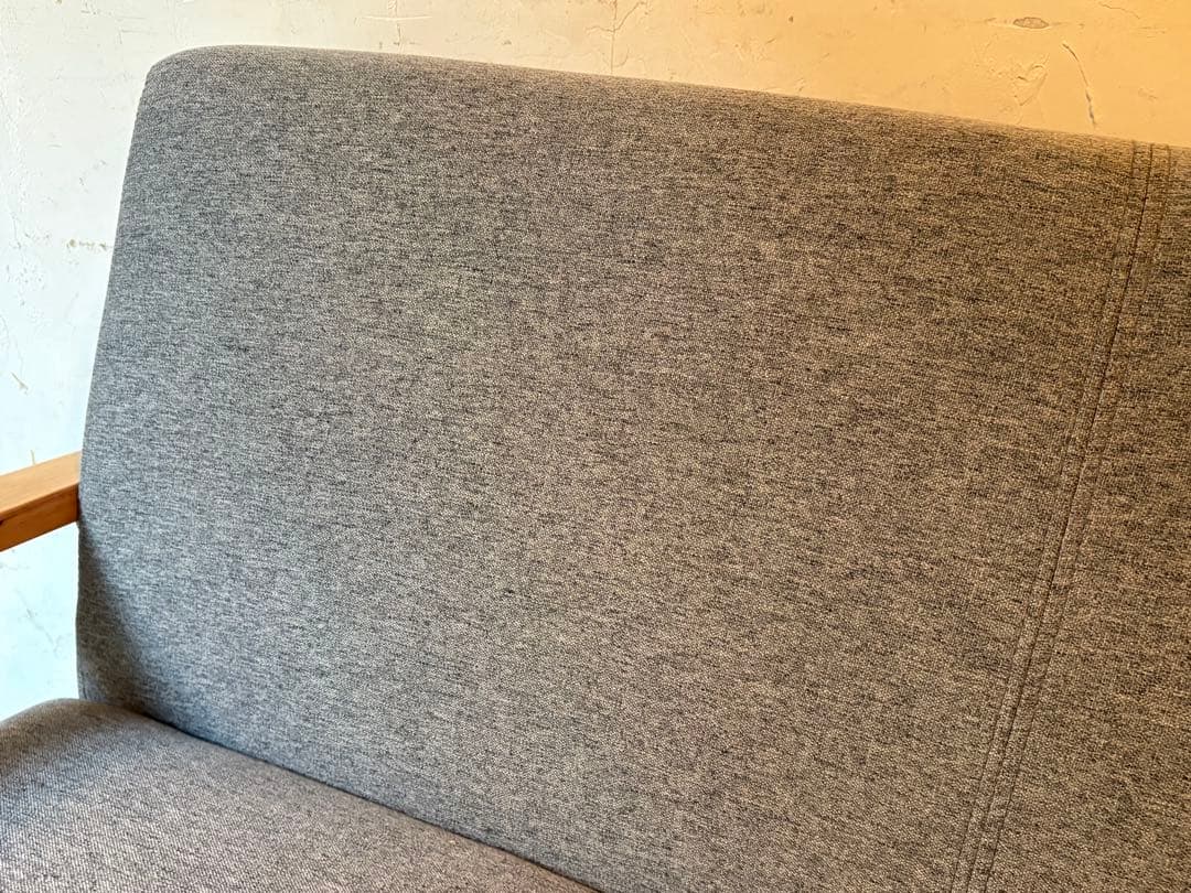 グレーの2人掛けソファ　2p モダン