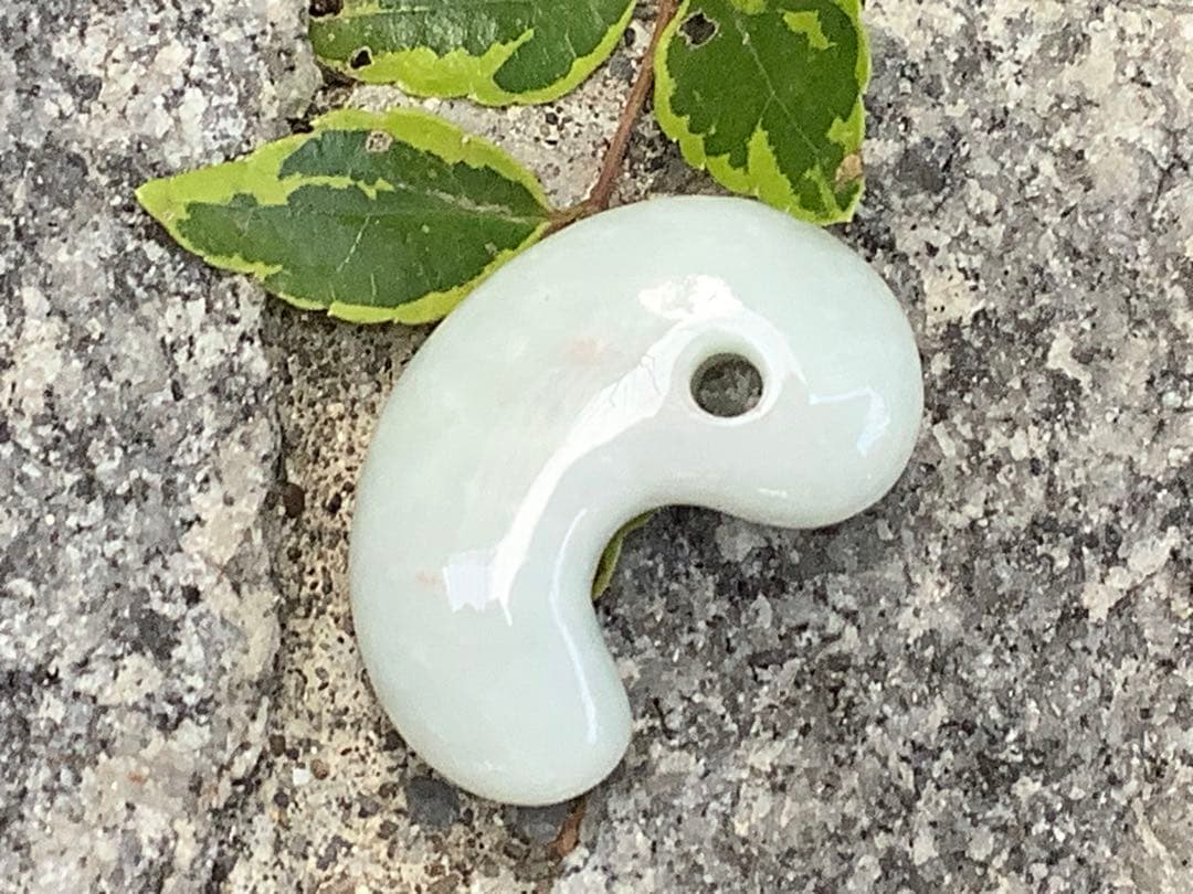 ✳お値段ご遠慮なく‼️高価糸魚川翡翠氷アイスジェイド勾玉　極上物　機械鑑定付本物‼️