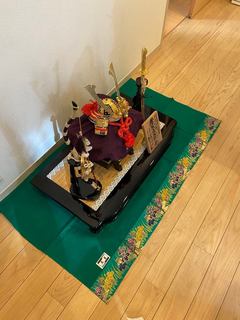 五月人形 兜木製 台座付き　金屏風付き