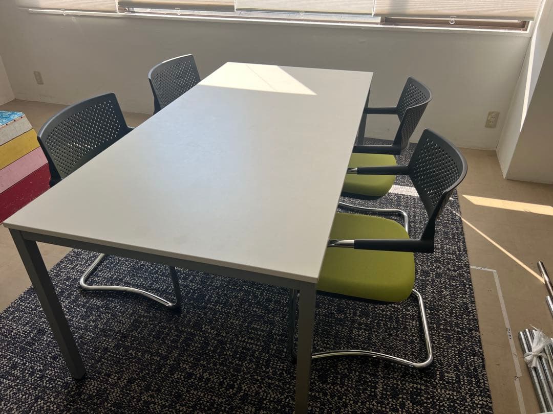 ホワイトテーブルとグリーン椅子4脚セット