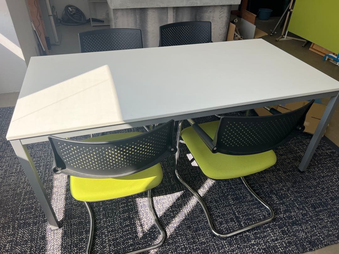 ホワイトテーブルとグリーン椅子4脚セット