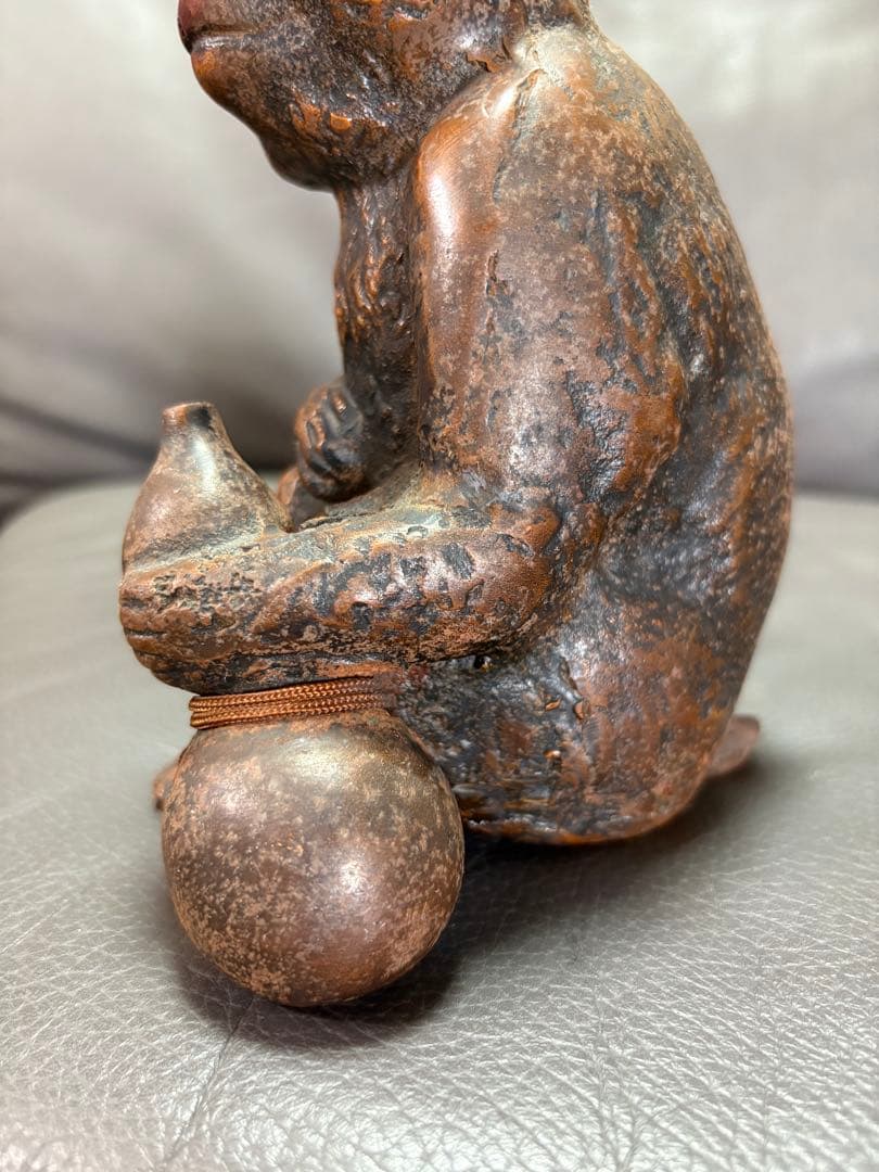 瓢箪を持つ猿　置物