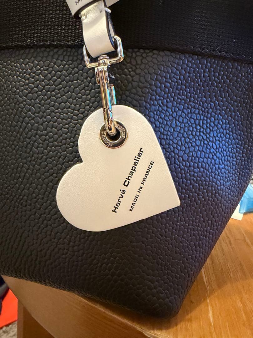 エルベシャプリエ レザーチャーム ハート ブラン(白)