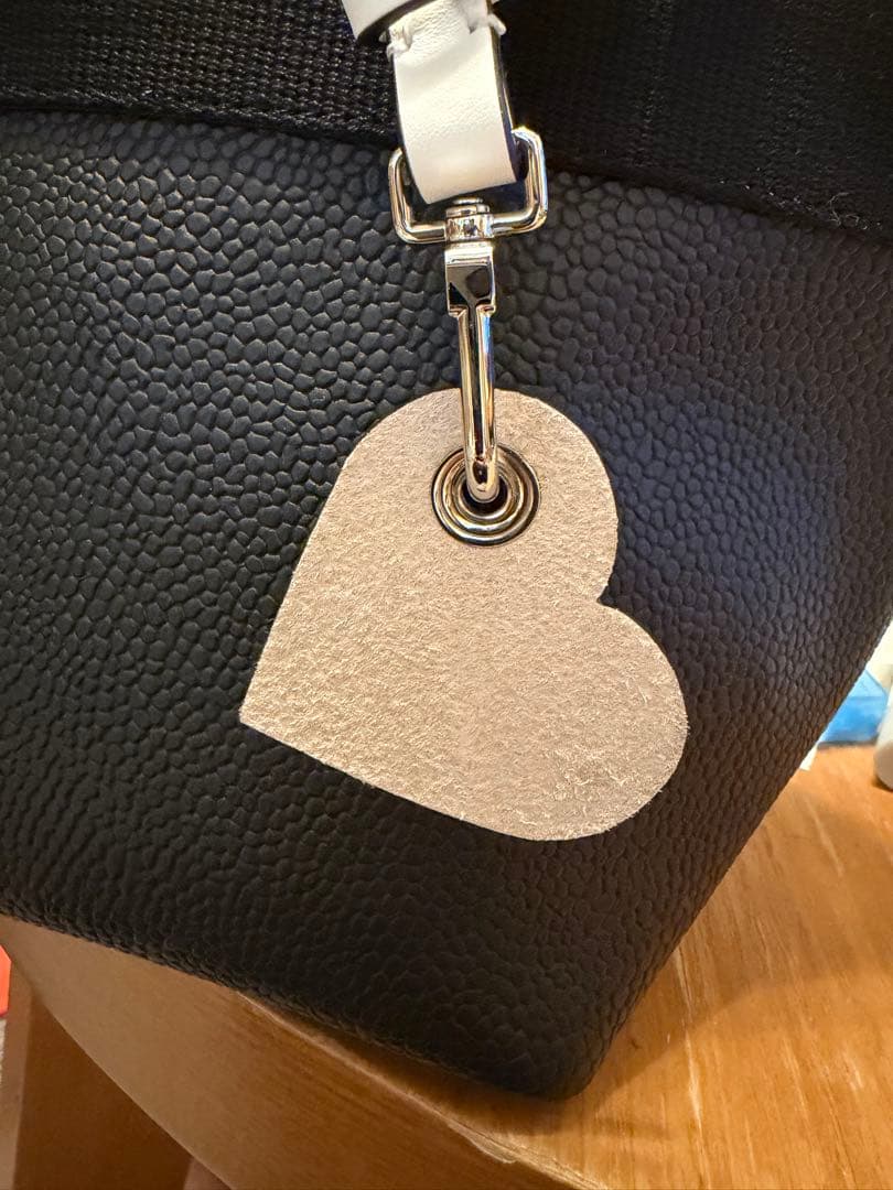 エルベシャプリエ レザーチャーム ハート ブラン(白)