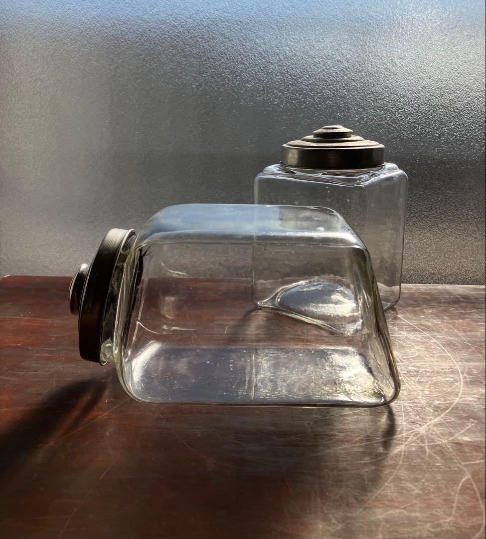 昭和レトロ　小ぶりザイズのタイプ違い　蓋付きガラス瓶　2個セット