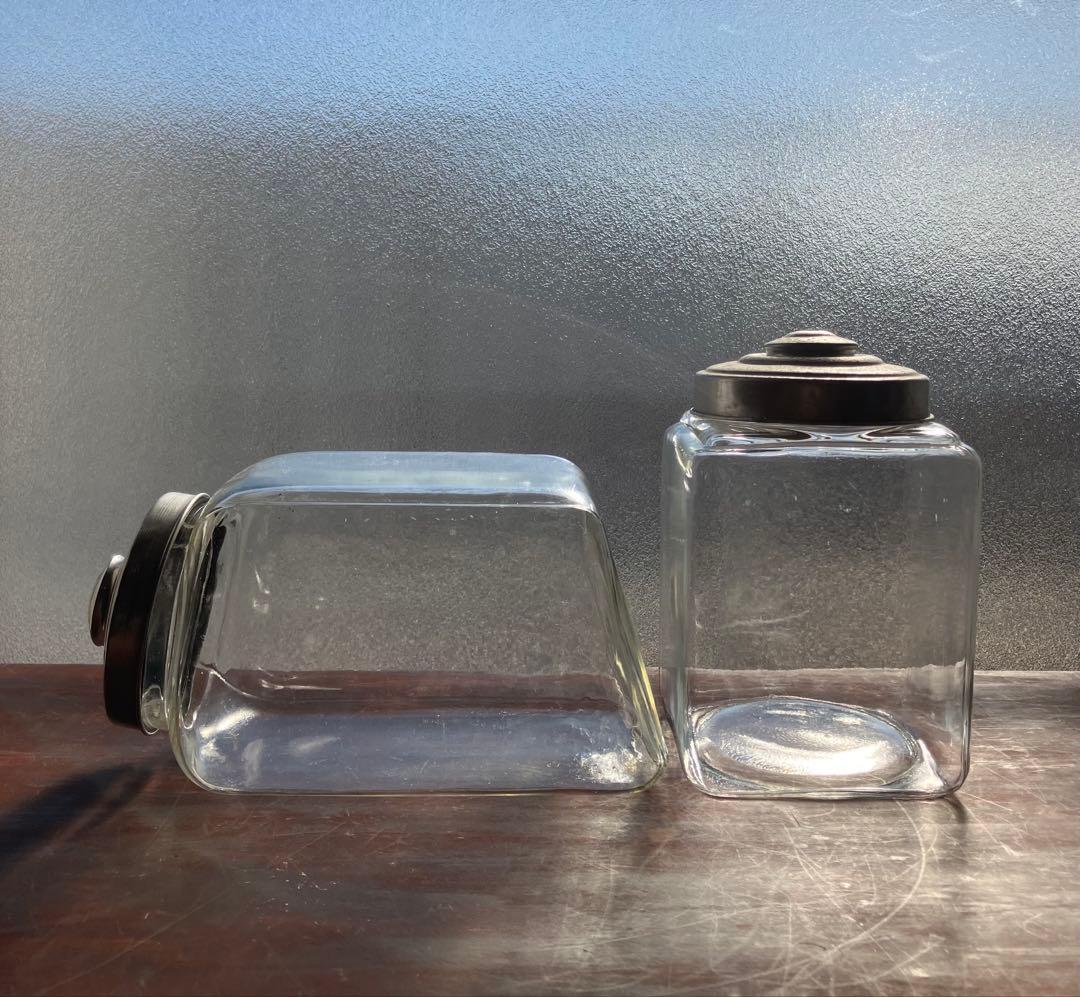 昭和レトロ　小ぶりザイズのタイプ違い　蓋付きガラス瓶　2個セット