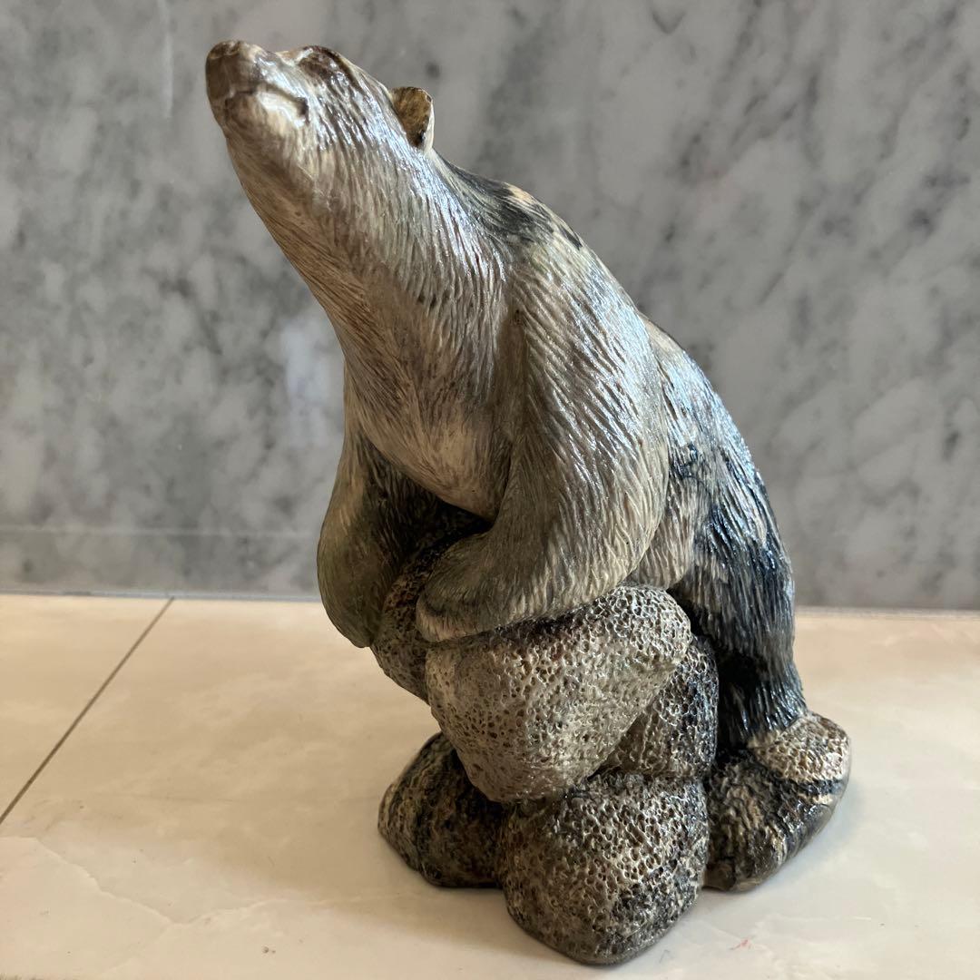 カナダビンテージ　精巧さと芸術性を兼ね備えるシロクマの天然石一刀彫のオブジェ