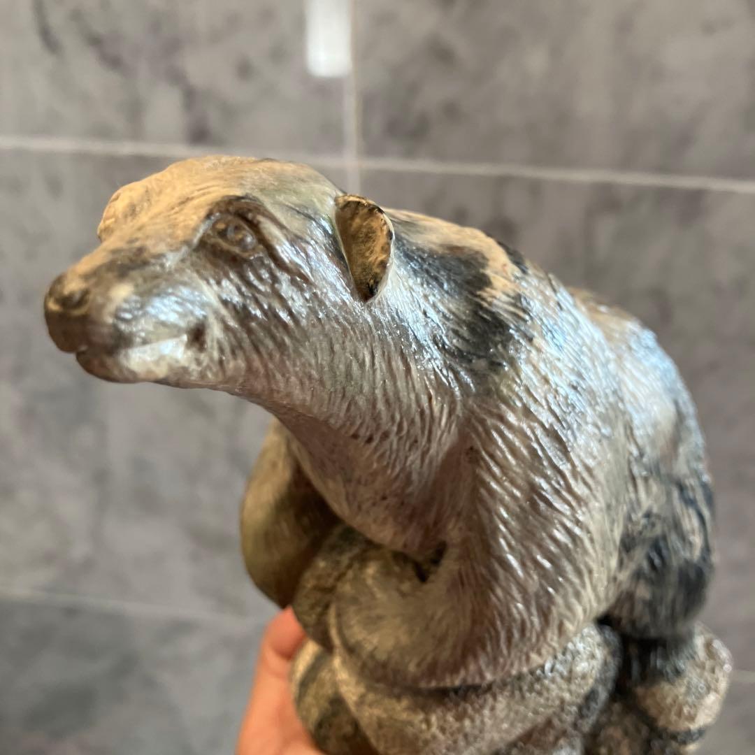 カナダビンテージ　精巧さと芸術性を兼ね備えるシロクマの天然石一刀彫のオブジェ