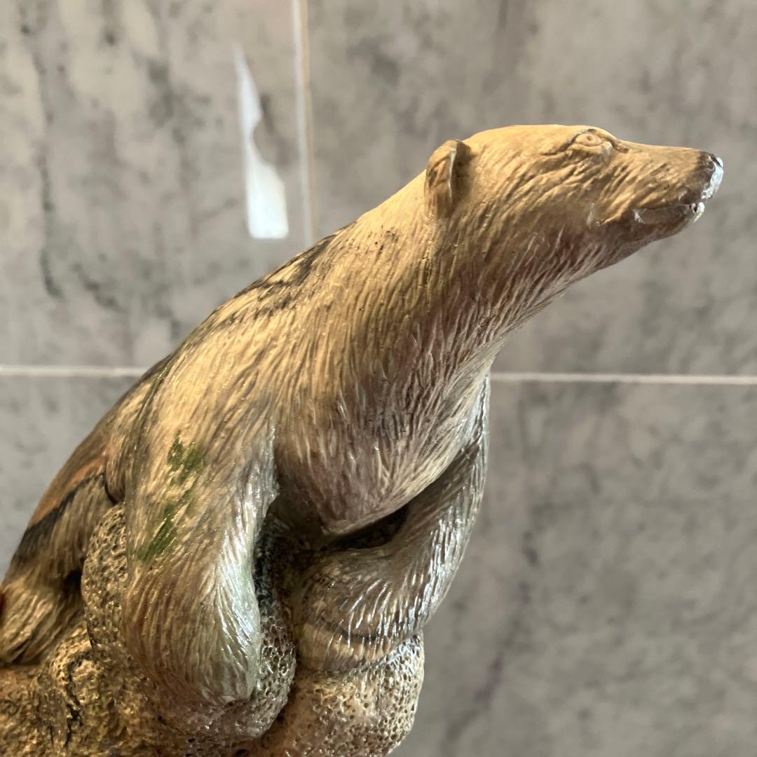 カナダビンテージ　精巧さと芸術性を兼ね備えるシロクマの天然石一刀彫のオブジェ