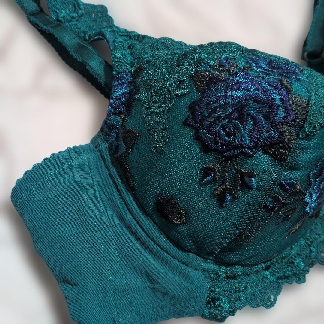 スタディオファイブ　緑　花柄刺繍ブラ・Tバック・ガーターベルト3点セット　C75