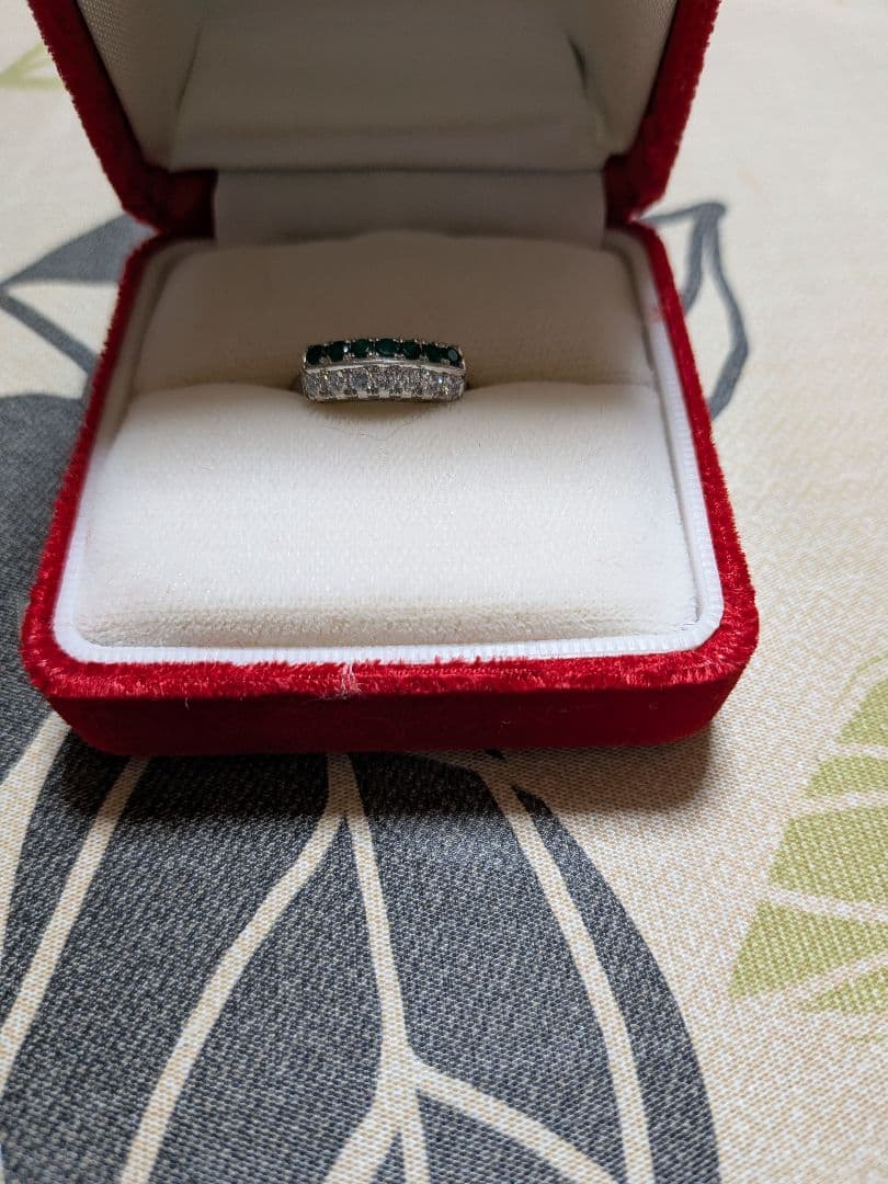 エメラルドダイヤリング