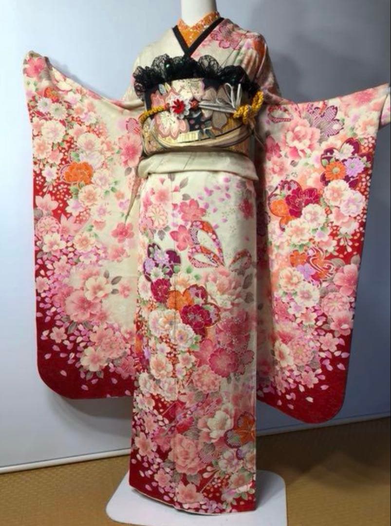 【ぐぅーちゃん⭐︎】 振袖フルセット 可愛い花柄　金駒刺繍　人気のホワイト系