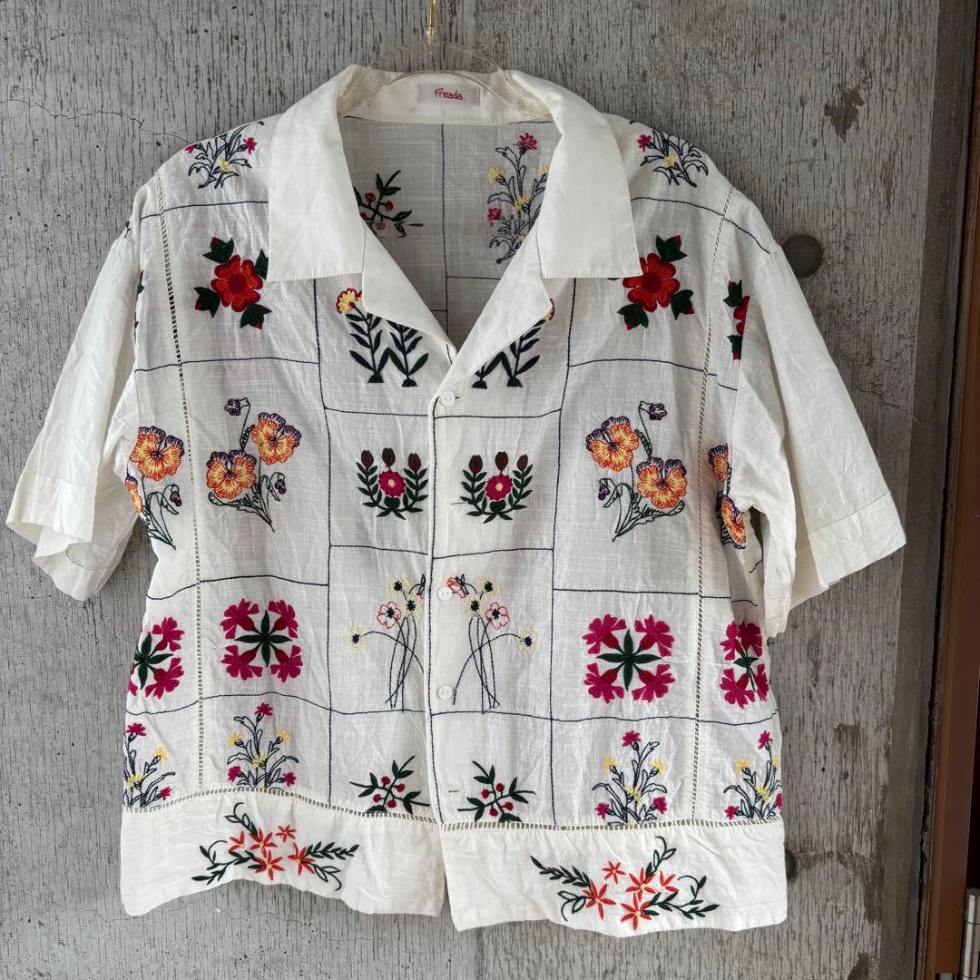 Freada インドパッチワーク花刺繍　半袖シャツ