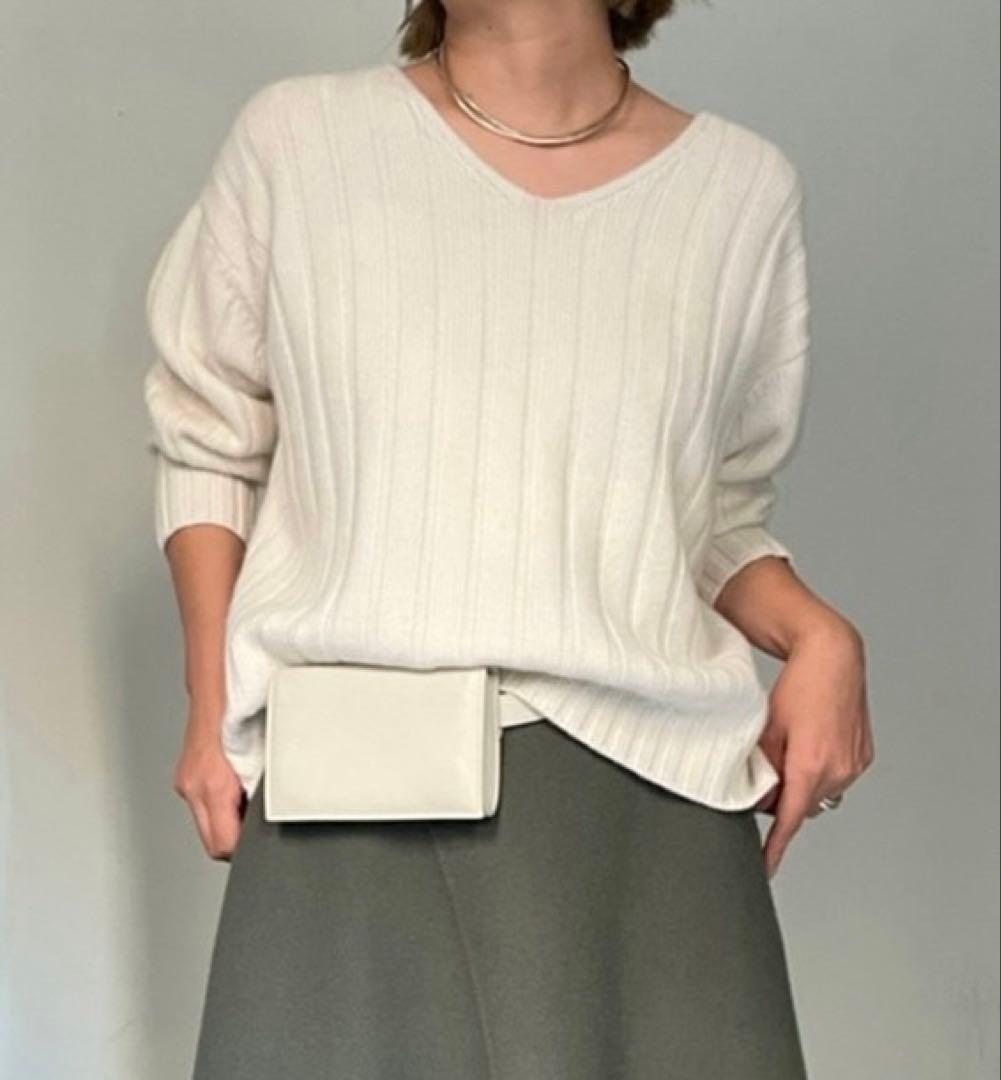 ebure ローゲージカシミア Vネックリブニットプルオーバー ¥94,600