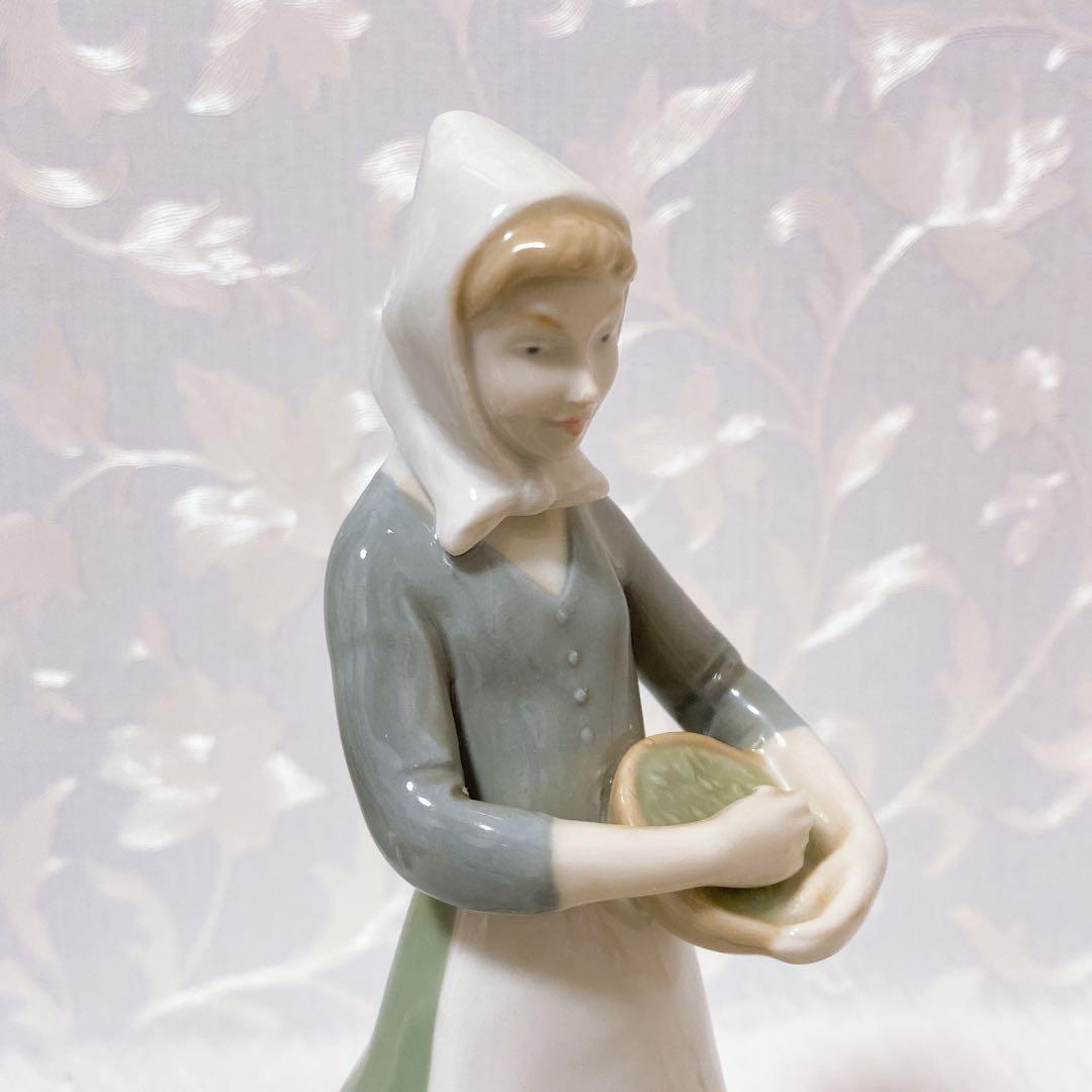 GDR 王冠マーク グレフェンタール 少女の鶏餌蒔きのフィギュリン