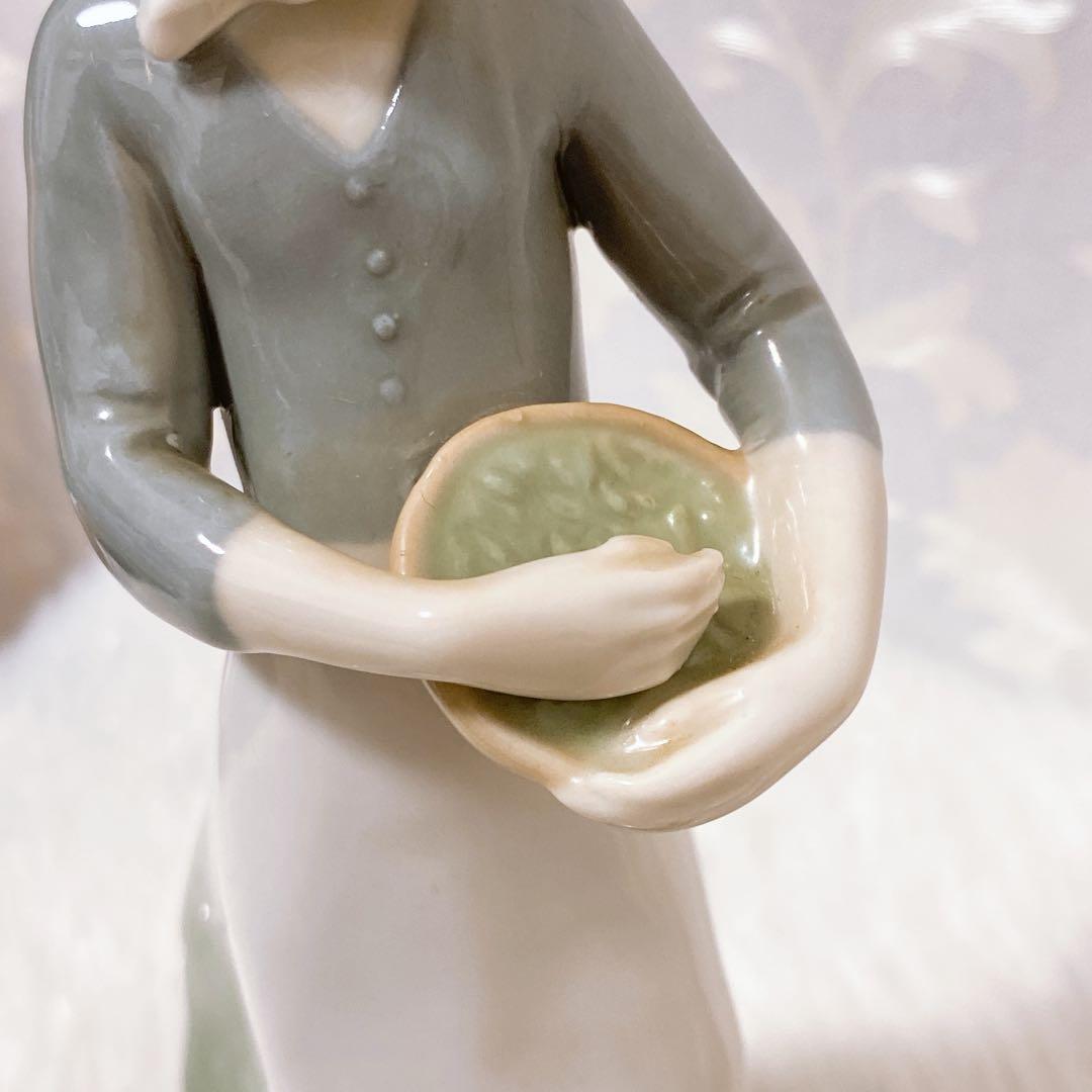 GDR 王冠マーク グレフェンタール 少女の鶏餌蒔きのフィギュリン