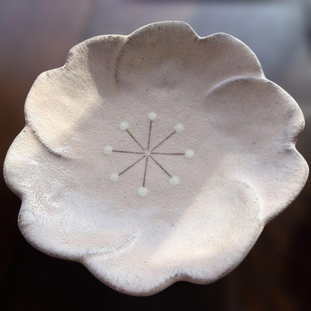 美濃焼　桜形小皿　三つ足付き捻り皿