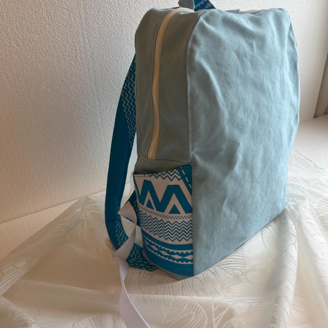 ハワイアンなリュックサック（みずいろと青のタパ柄）