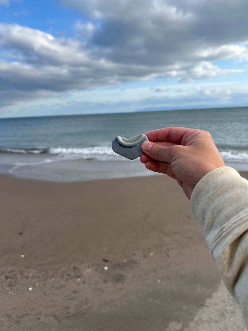 グレーの装飾石、青いライン付き