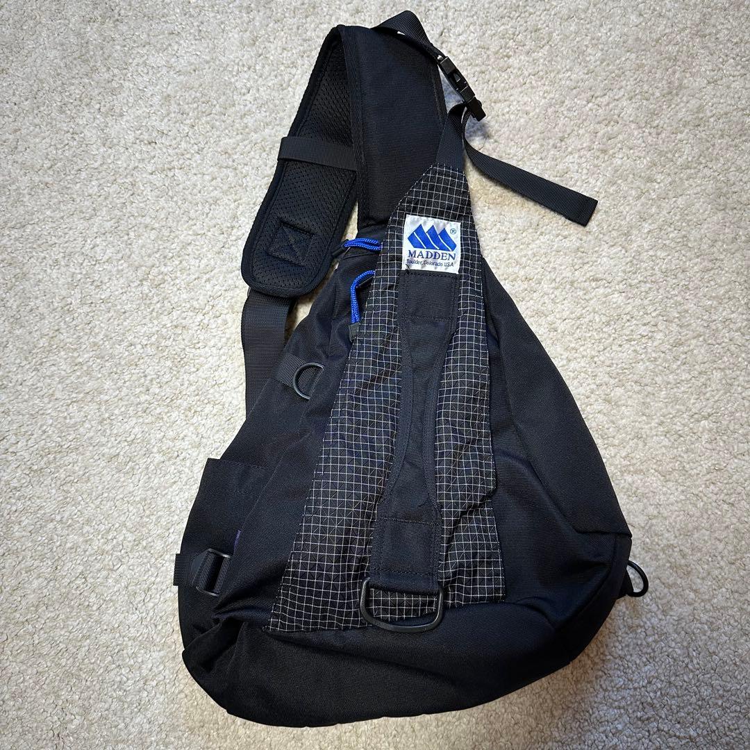 MADDEN ブラック スリングバッグ