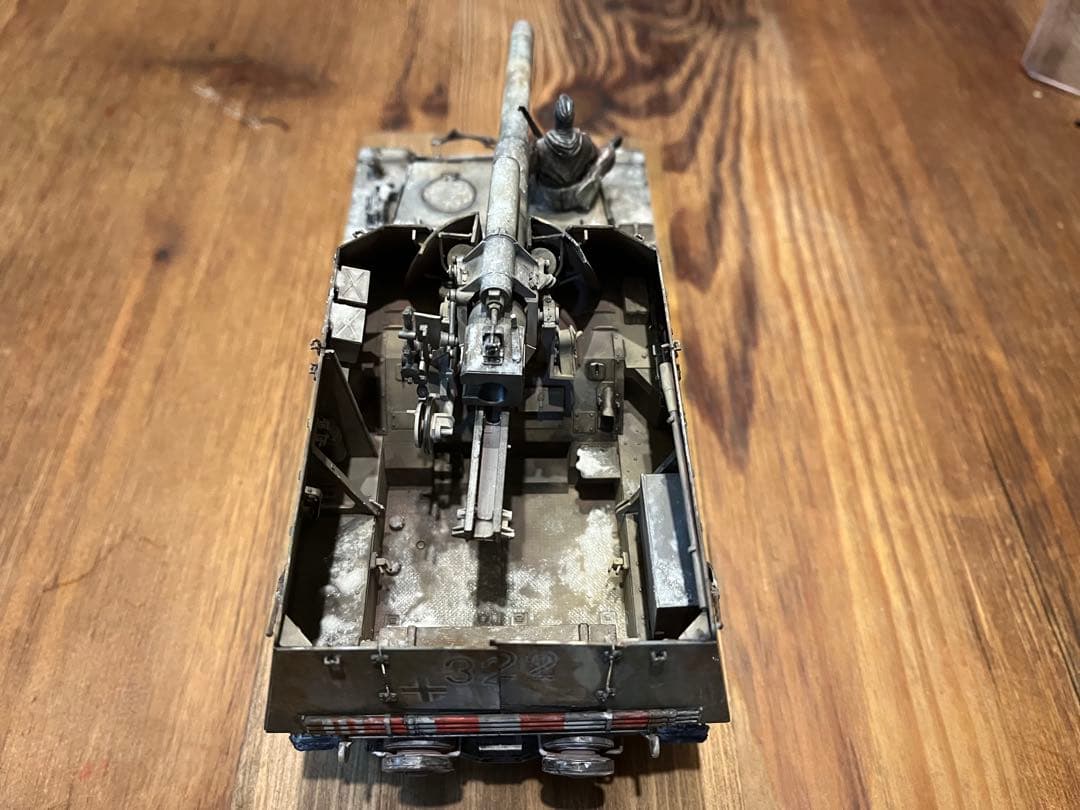 1/35 ドイツ自走砲フンメル冬季。迷彩色 兵士一体。配置自由。