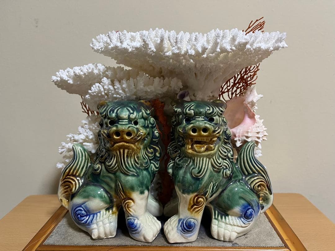 珊瑚 天然 サンゴ　アンティーク　置物　珊瑚礁 陶器製獅子像とサンゴの装飾